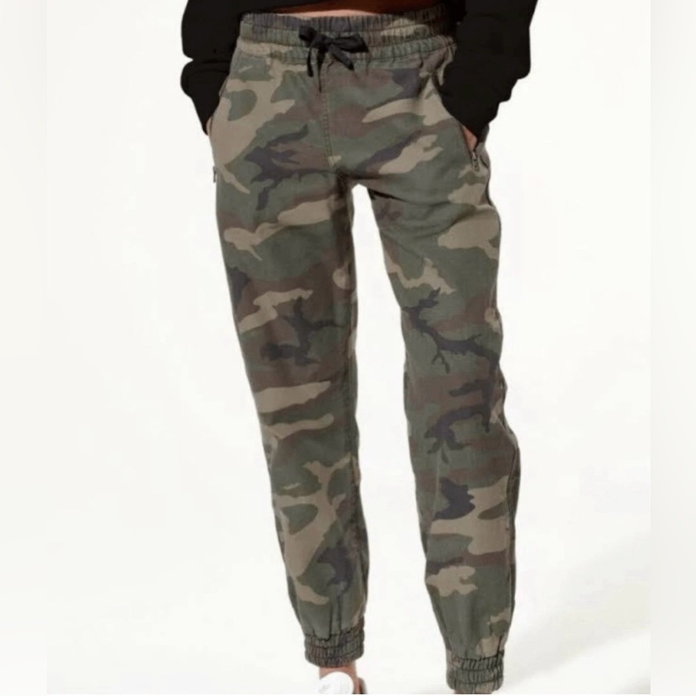 Aritzia TNA Alix Camo Joggers